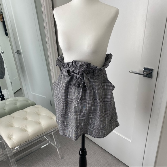 ⛄️ White and Grey High Waisted Plaid Skirt​​​​​ - Picture 2 of 7